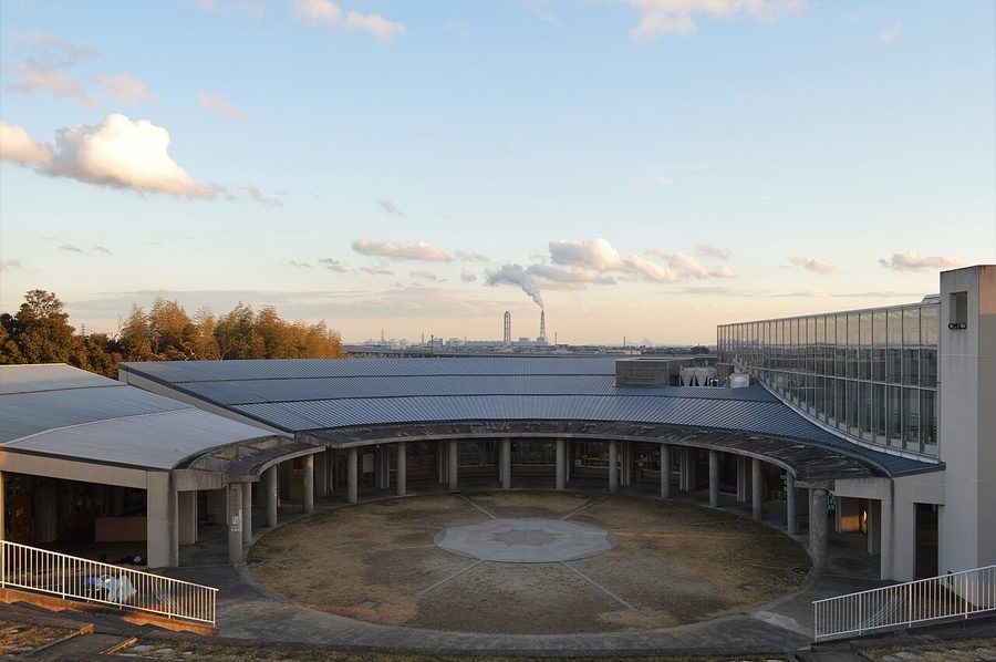朝日町教育文化施設の建物と円形の回廊