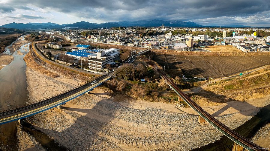 鈴鹿川沿いに広がる亀山市中心部の空撮