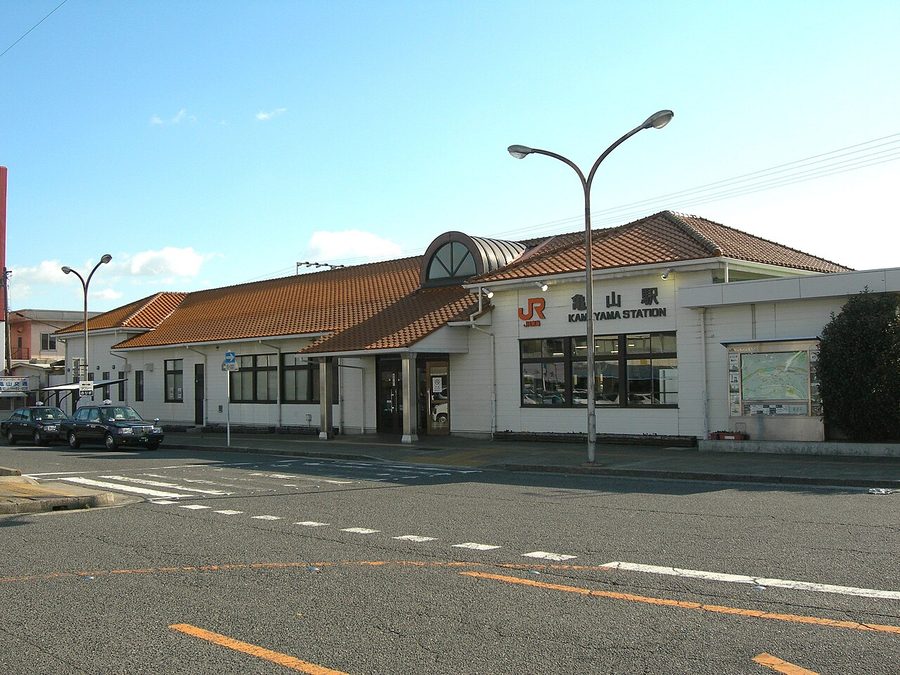 JR亀山駅の駅舎
