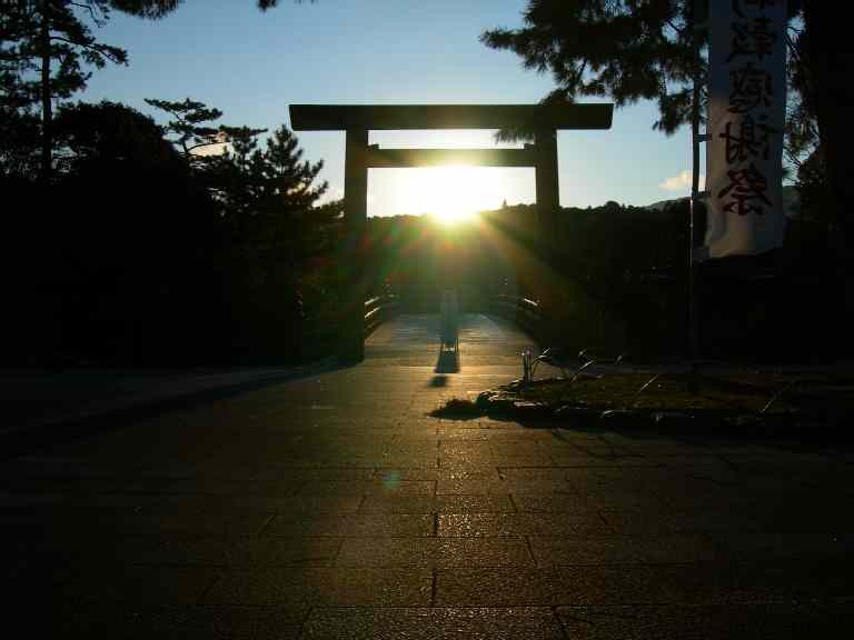 宇治橋と朝日