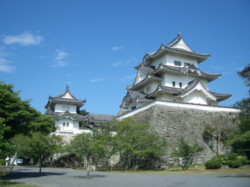 上野城の天守閣と小天守