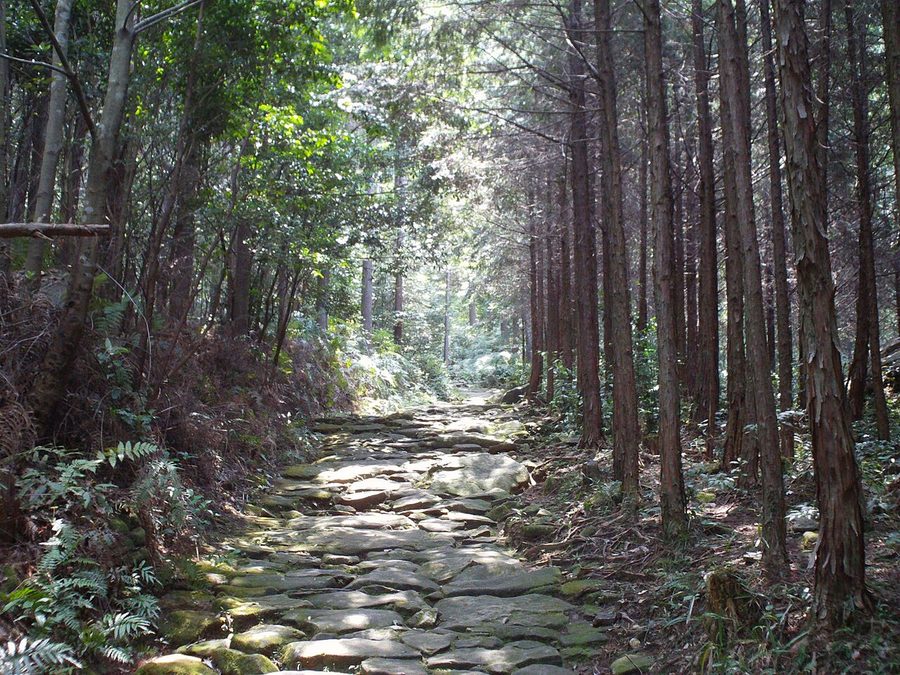 馬越峠の石畳道