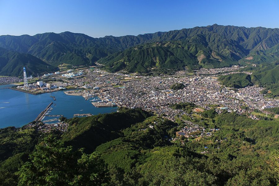 天狗倉山から見下ろす尾鷲港と尾鷲市中心部