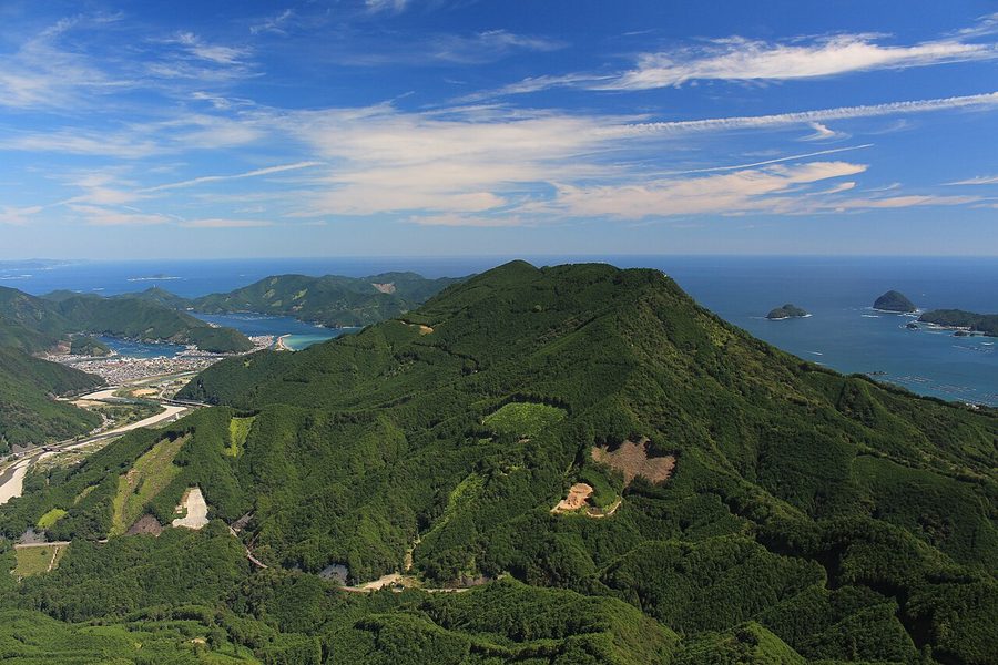 便石山の山頂部の巨石「象の背」から望む天狗倉山