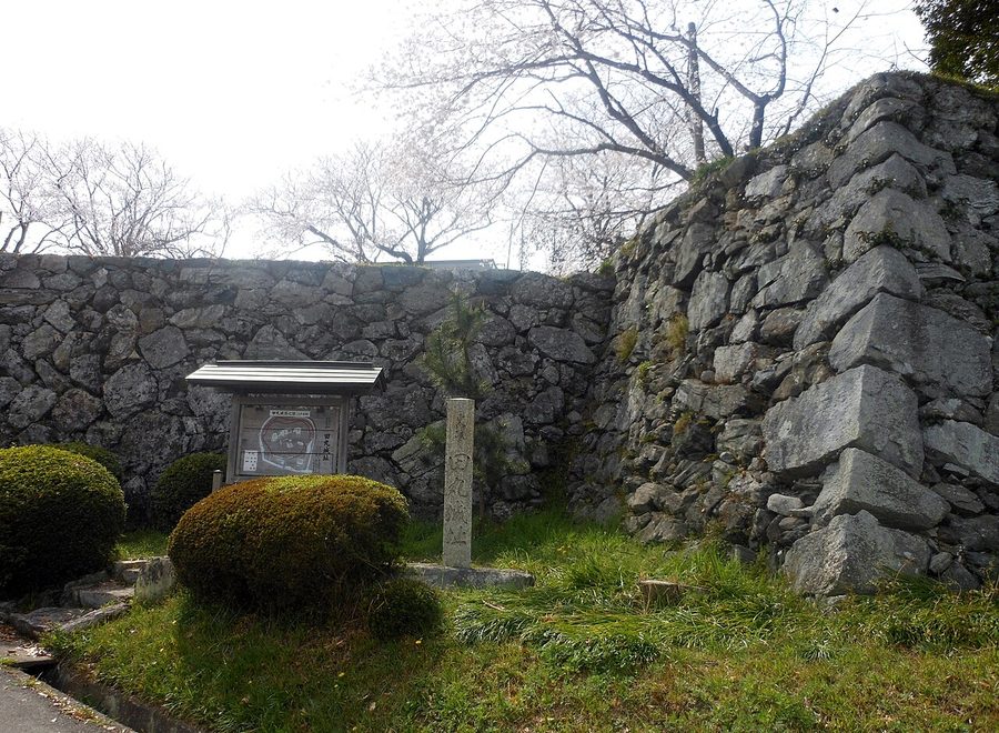 田丸城跡の石垣と城址碑