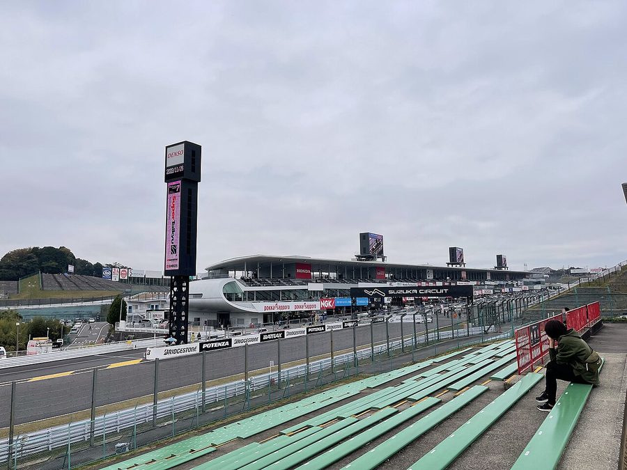 鈴鹿サーキットのメインスタンド前