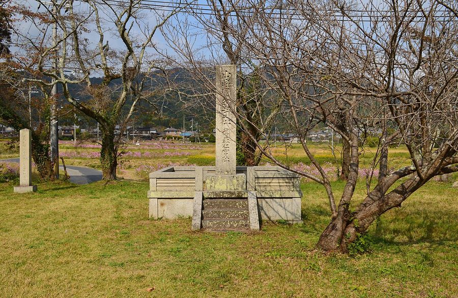 恭仁京跡（山城国分寺跡）に立つ大極殿跡の石碑