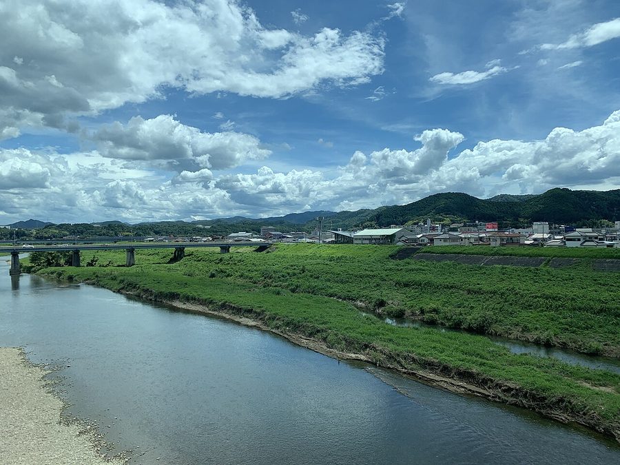 河川と山々に囲まれた福知山市の風景