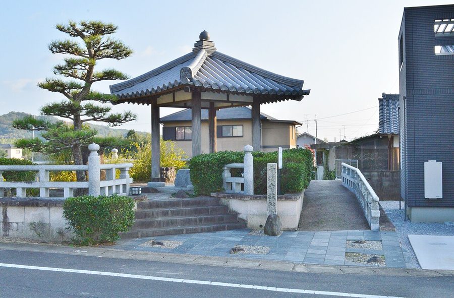 井手寺跡の東屋と石碑