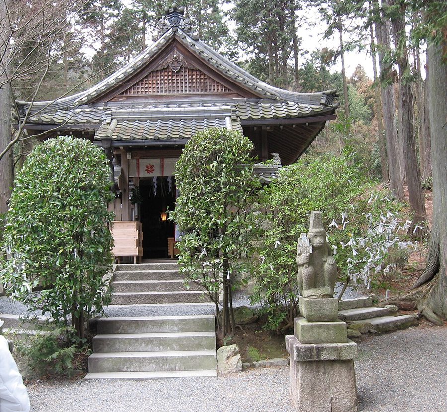 猿丸神社の境内