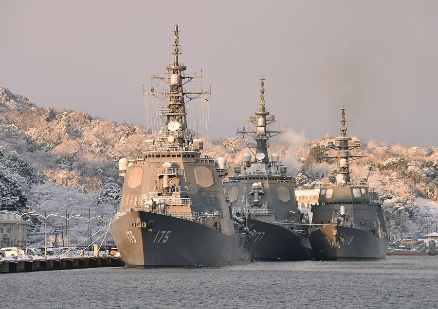 海上自衛隊舞鶴基地に並ぶ護衛艦