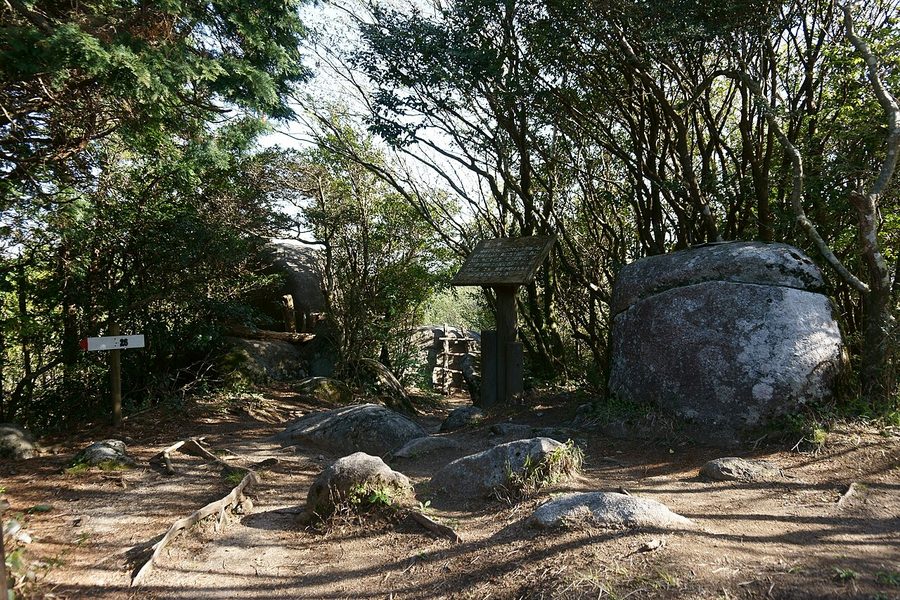 蛤岳山頂の巨岩群