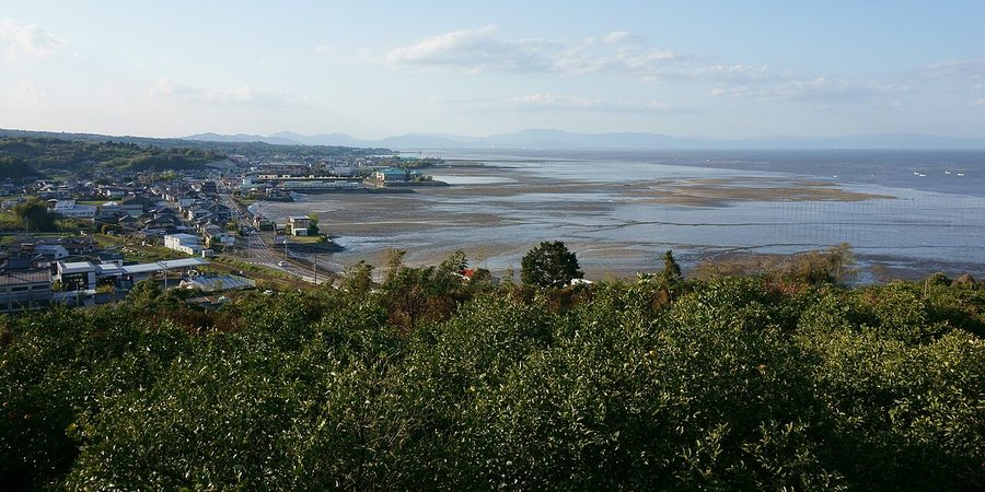有明海に面した太良町の町並みと干潟