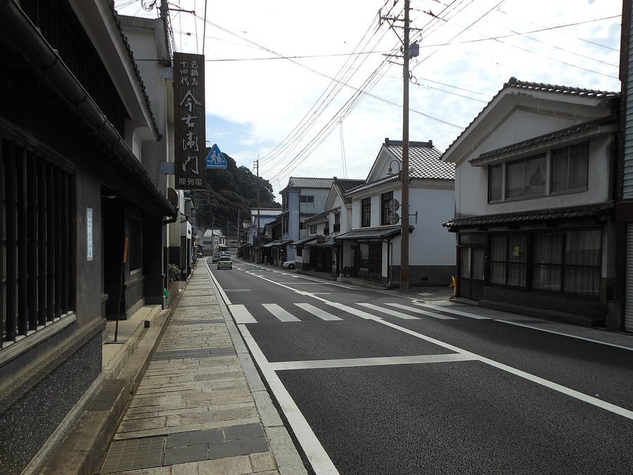 佐賀県西松浦郡有田町赤絵町の窯元と有田焼の店が並ぶ通り