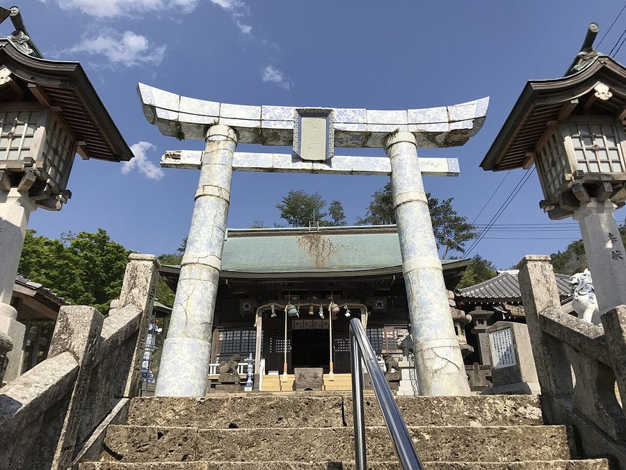 陶山神社の磁器製の鳥居