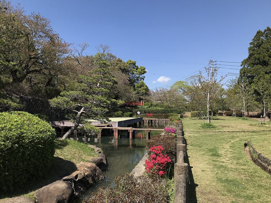 旭ヶ岡公園の池と庭園