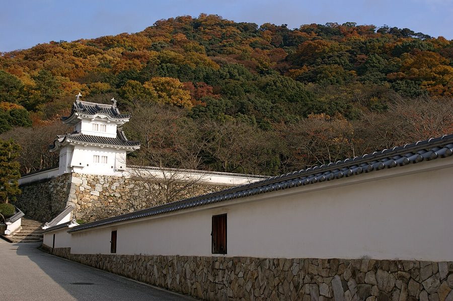 龍野城の門と白壁の土塀