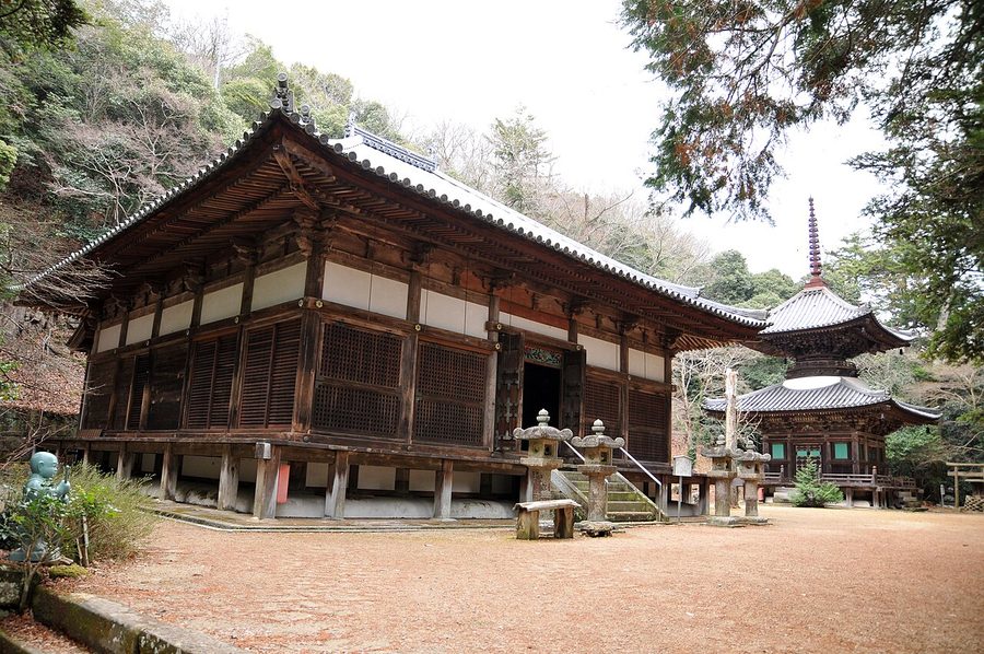 伽耶院の本堂と三重塔