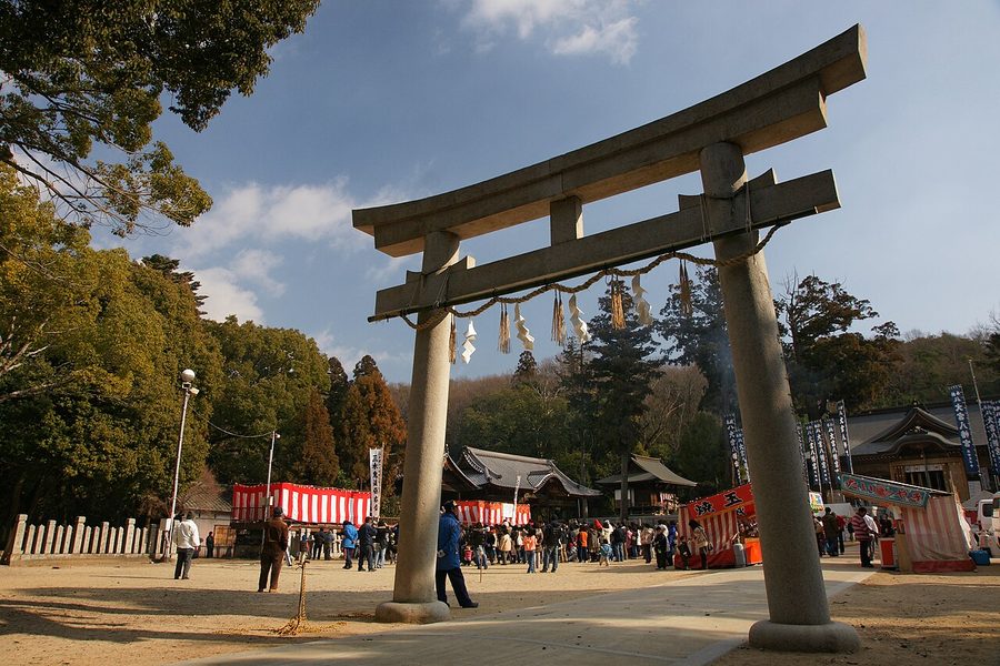 大宮八幡宮の鳥居と祭事の様子
