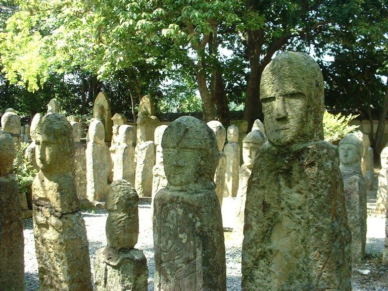 羅漢寺境内に並ぶ五百羅漢の石仏群