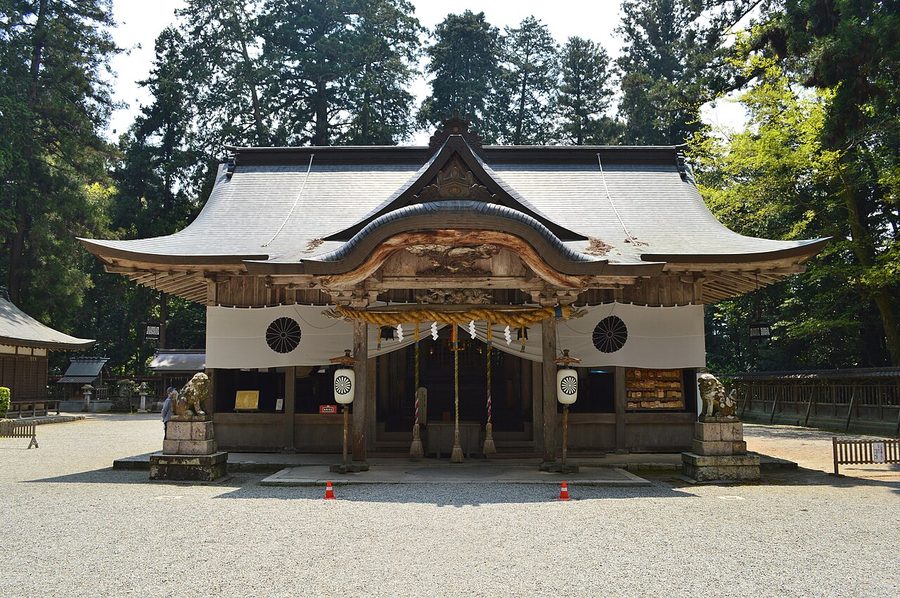 伊和神社の拝殿