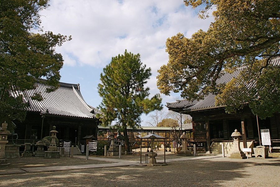 斑鳩寺の境内