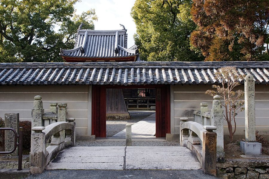 斑鳩寺の山門