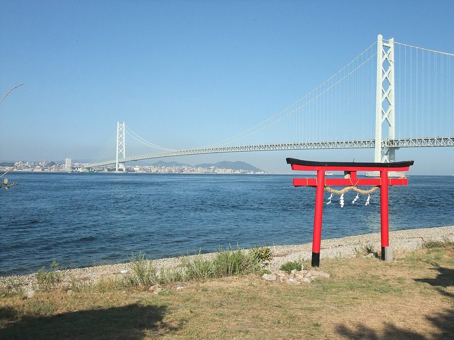 松帆の浦から望む明石海峡大橋