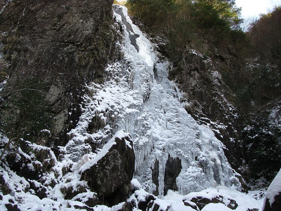 凍結した扁妙の滝
