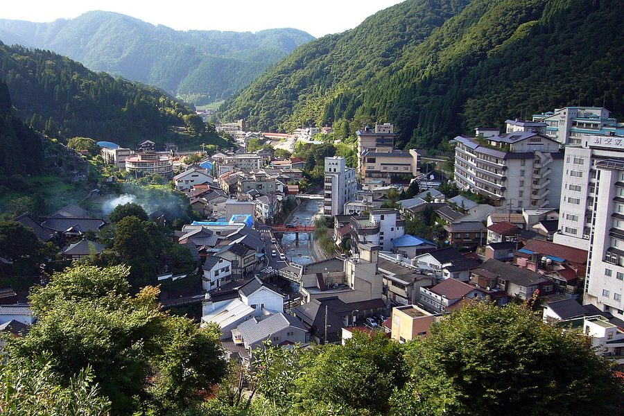湯村温泉の温泉街を見下ろす風景
