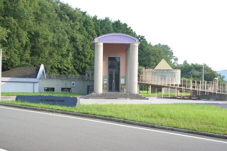 西脇市岡之山美術館の正面入口