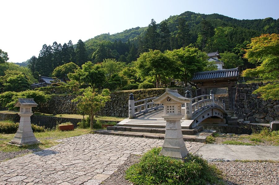 出石城の登城橋と石垣