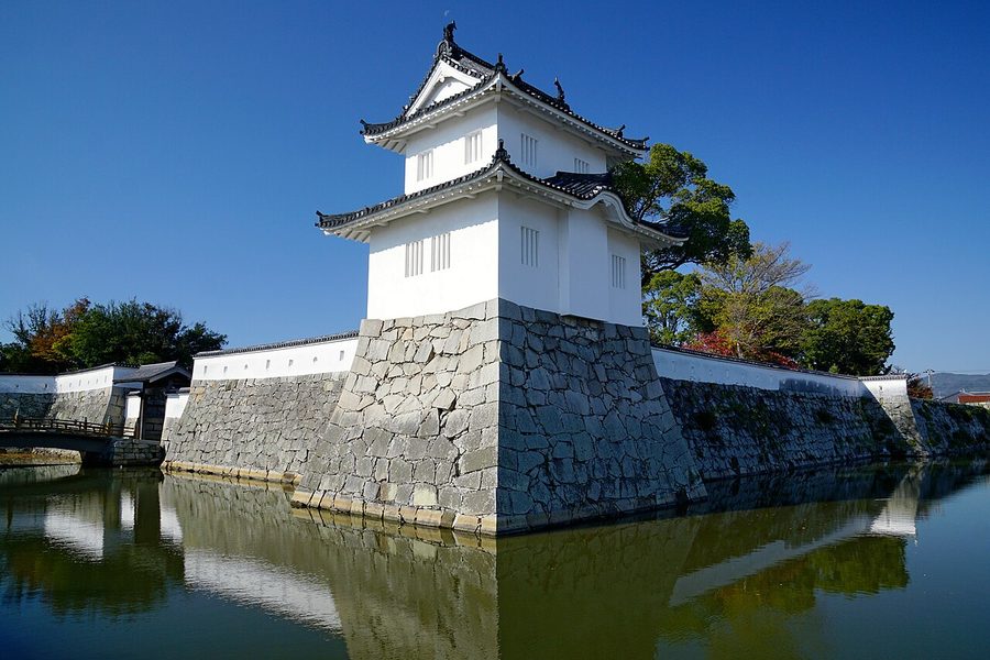 赤穂城の隅櫓と堀