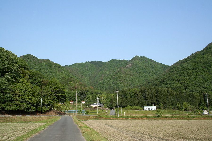 白旗城跡へ向かう道と案内看板