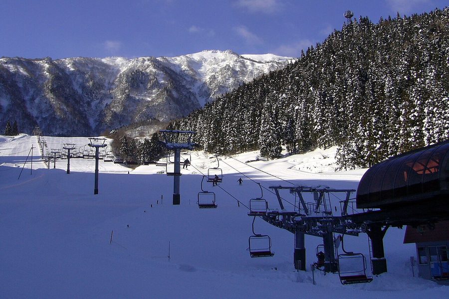 氷ノ山国際スキー場のリフトと、雪化粧した氷ノ山