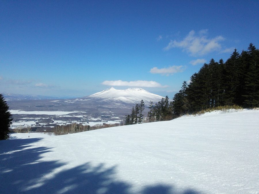 函館七飯スノーパークのゲレンデ越しに見る冬の北海道駒ヶ岳