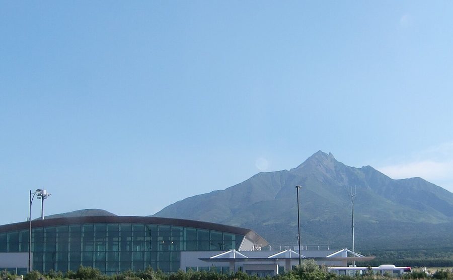 利尻空港ターミナルビルと、その背後にそびえる利尻山