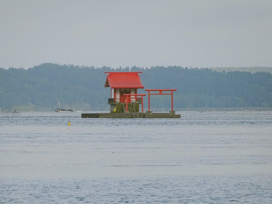 厚岸湖に浮かぶ弁天島