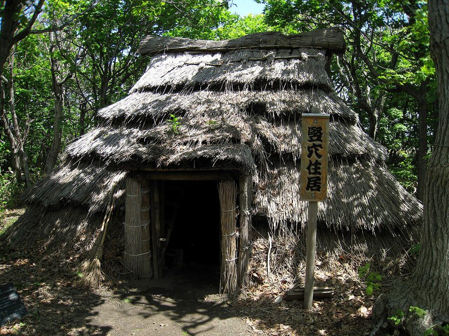 川口遺跡に復元されている竪穴住居