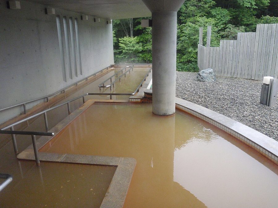 旭温泉の露天歩行浴槽