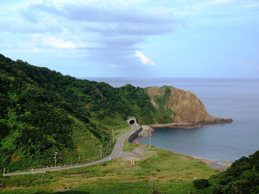 奥尻島の海岸沿いを走る道道39号と幌内トンネル