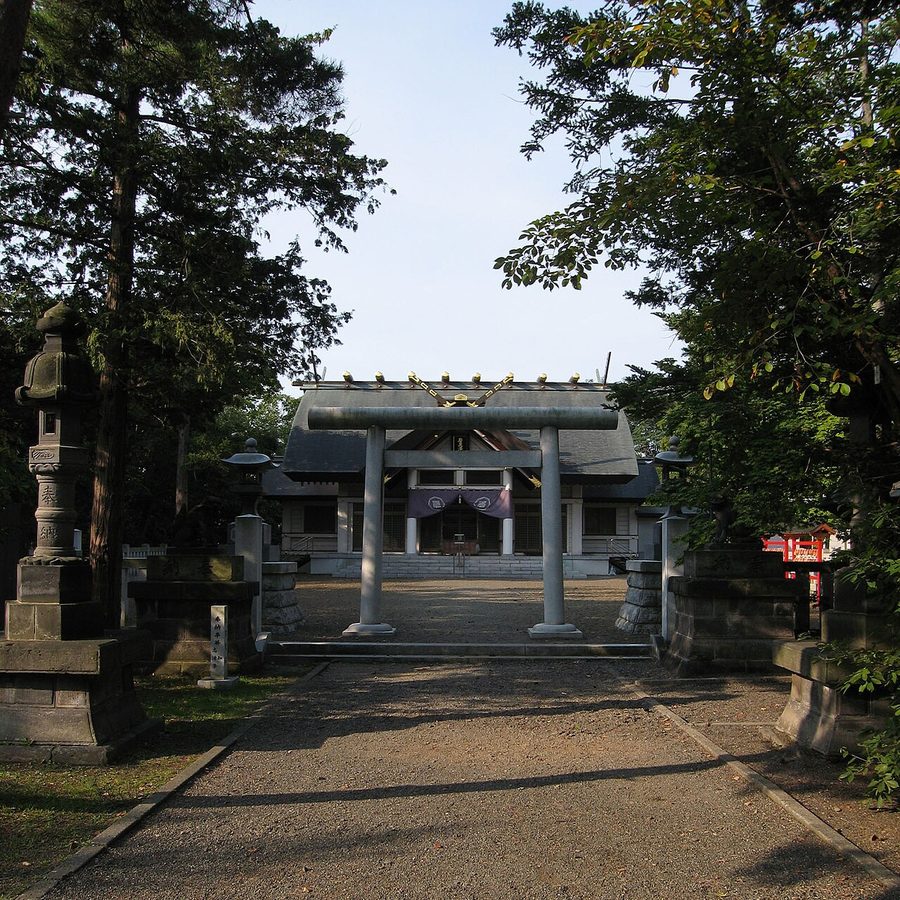 岩見沢神社の鳥居と社殿