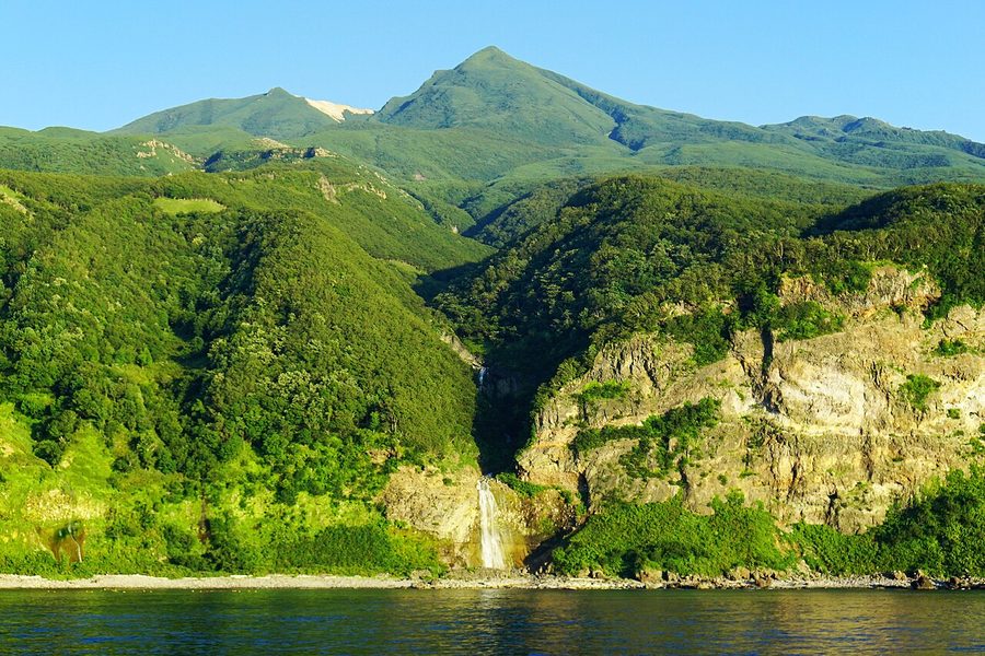 カムイワッカ湯の滝と知床硫黄山