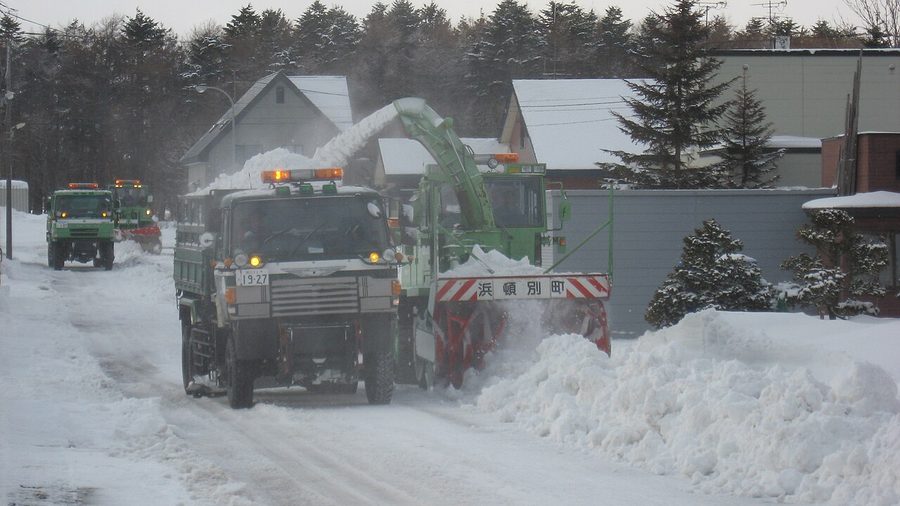 除雪車列による除雪作業