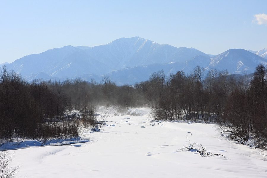 美生川と、遠くに望む山並み