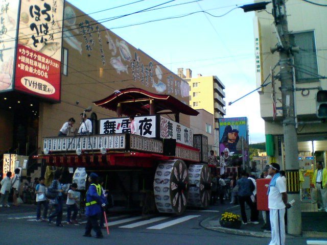 留萌呑涛まつりで曳かれる山車「あんどん」