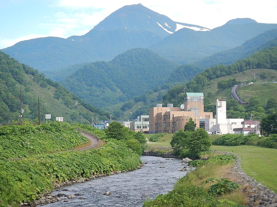 羅臼川と羅臼の町並み