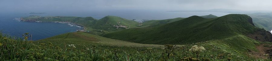 ゴロタ山から望む礼文島の稜線と海岸線