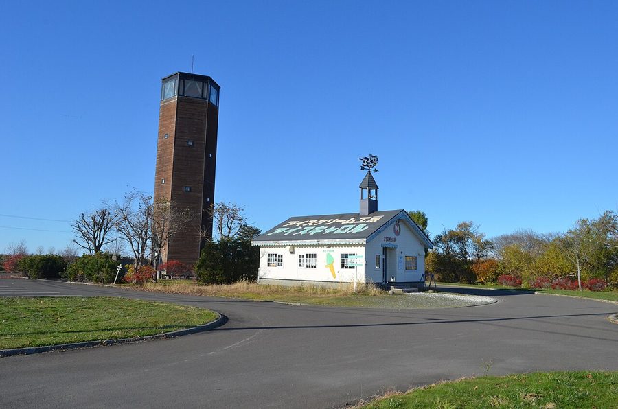 なんぽろ親水公園の展望塔とアイスクリーム工房