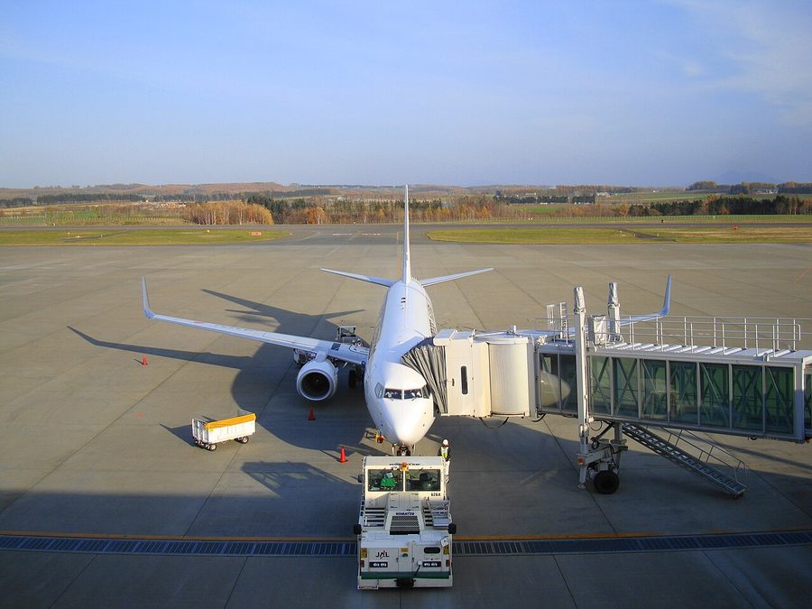搭乗橋につながれた旅客機（日本航空グループ・JALエクスプレスのボーイング737-800）